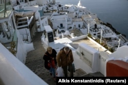 Santorini a devenit o insulă-fantomă după ce majoritatea localnicilor și cei câțiva turiști care vizitau insula în afara sezonului au ales să se adăpostească pe continent.