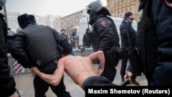 Задержание участника митинга в поддержку Навального. Москва, 23 января 2021 года