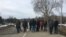 Поддержать супругу Георгия Лукава на мост через Ингури пришли около десяти человек – в основном ветераны и представители бывшей партии власти