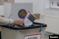 Një person duke votuar në Prishtinë në zgjedhjet parlamentare të dhjetorit të vitit 2025.