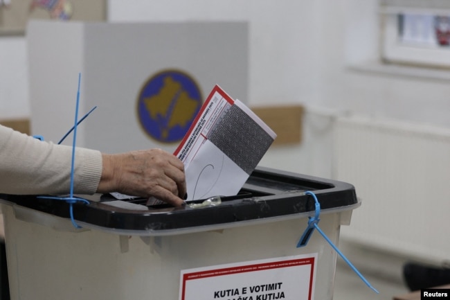 Një person duke votuar në Prishtinë në zgjedhjet parlamentare të dhjetorit të vitit 2025.