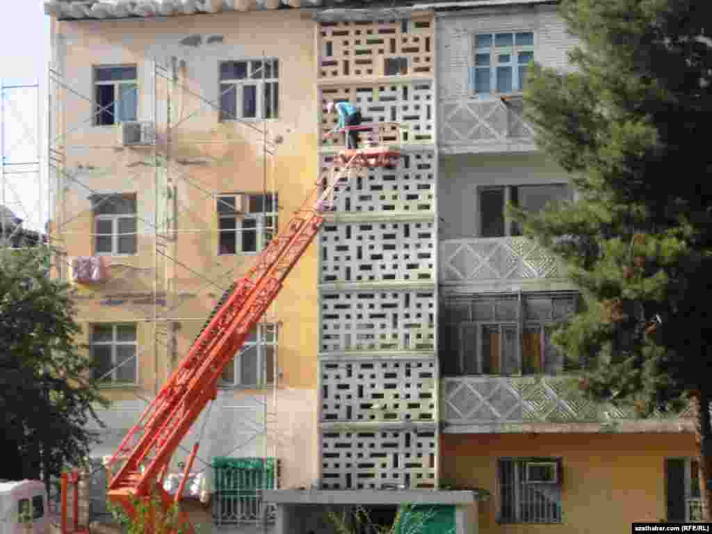 Köp gatly jaýlarda abatlaýyş işleri alnyp barylýar