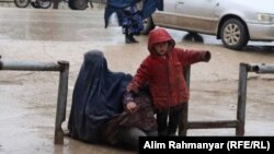 بی‌جا شدۀ داخلی با طفل‌اش در شهر شبرغان مرکز ولایت جوزجان