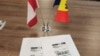 Primele două plicuri cu buletinele de vot au fost deja recepționate de biroul electoral al secției de votare pentru votul prin corespondență din Canada.