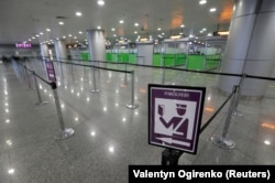 Спорожнілий аеропорт «Бориспіль» під Києвом після того, як влада заборонила була пасажирські рейси в Україну і з неї, 17 березня 2020 року