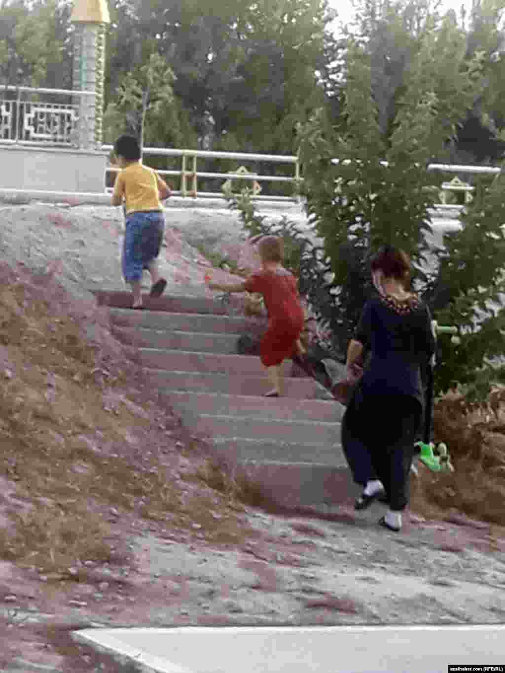 Aşgabat. Pandemiýa wagtynda çagalary bilen gezime çykan ene. Awgust, 2020.&nbsp;