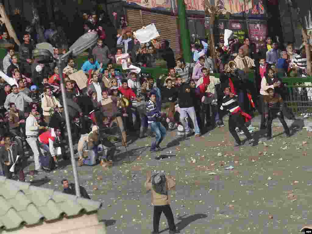 Mubaregiň tarapdarlary we garşydaşlary Tahrir meýdançasynda çaknyşýarlar. - 