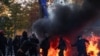 Protestuesit përballen me policinë kundër trazirave që qëndrojnë në vijë, gjatë protestës antiqeveritare të studentëve në Tiranë, Shqipëri, më 17 tetor 2026.