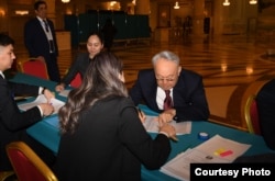 Қазақстанның бұрынғы президенті Нұрсұлтан Назарбаев "Астана Опера" театрындағы 228-сайлау учаскесінде дауыс берді.