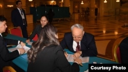 Қазақстанның экс-президенті Нұрсұлтан Назарбаев Астанадағы №228 сайлау учаскесінде Конституция бойынша референдумда дауыс беруге келіп отыр. 15 наурыз, 2026 жыл. 