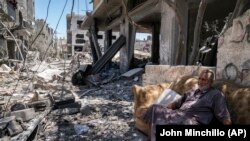 Mofid Sabit sedi na kauču u razrušenom domu nakon vazdušnih napada, 24. maj 2021. godine, Pojas Gaze