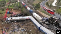 Echipele de salvatori intervin miercuri dimineață în localitatea Tempe, din apropiere de orașul Larissa, după ce un tren cu sute de pasageri a intrat în coliziune frontală cu un tren de marfă, Grecia, 1 martie 2023.