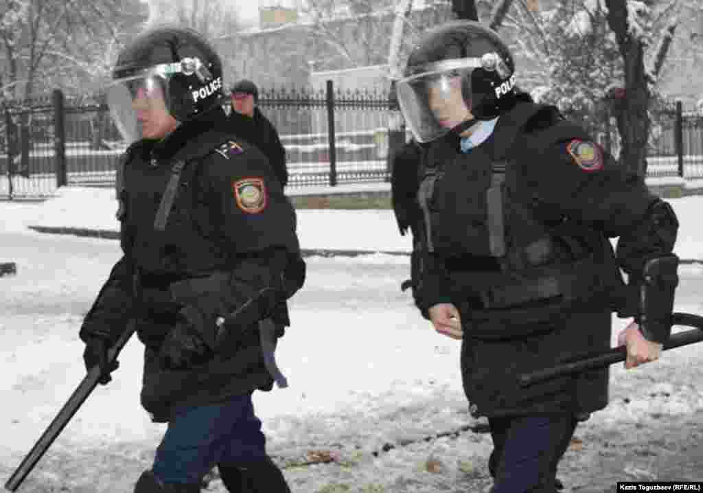Спецподразделения в Алматы у офиса президентской партии &quot;Нур Отан&quot;, 18 декабря.