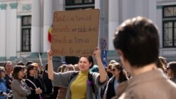 Participantă la Marșul Feminist, cu o pancartă împotriva violenței contra femeilor, Chișinău, 8 martie 2026