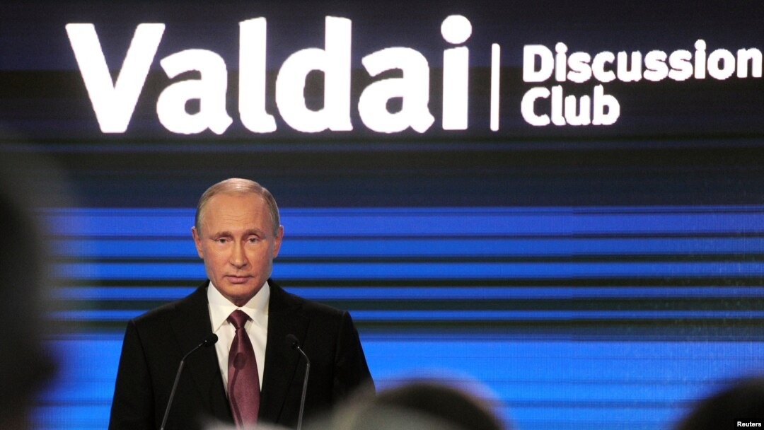 Владимир Путин выступает на Валдайском форуме