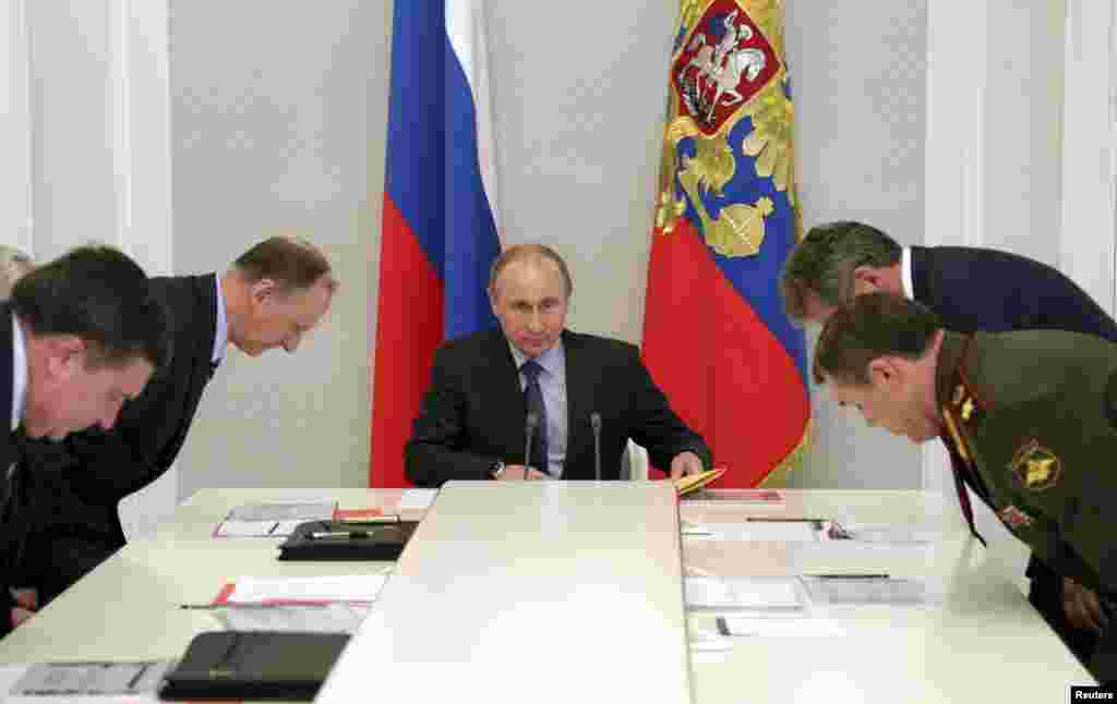 Rusija - Predsjednik Vladimir Putin na sastanku sa ministrima obrane i sigurnosti zemlje u Sočiju, 13. maj 2013.  Foto: REUTERS / Maxim Shipenkov  