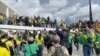 Membri ai poliției călare braziliene încearcă să-i disperseze pe suporterii fostului președinte la o demonstrție contra președintelui Luiz Inacio Lula da Silva, capiutala Brasilia, Brazilia, 8 ianuarie 2023.