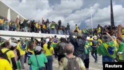 Membri ai poliției călare braziliene încearcă să-i disperseze pe suporterii fostului președinte la o demonstrție contra președintelui Luiz Inacio Lula da Silva, capiutala Brasilia, Brazilia, 8 ianuarie 2023.