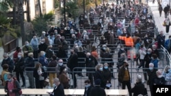 Paris - coadă la un centru de vaccinare anti Covid-19.