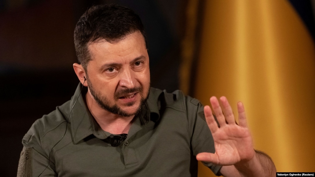 Үлкен сиськи әйелдер мен жас ұлдардың қатысуымен порно