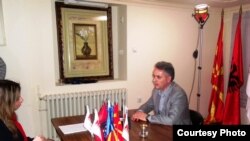 Rufi Osmani gjatë një interviste për Radion Evropa e Lirë - foto arkiv