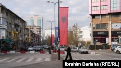 Flamuri i Kosovës i vendosur mes flamujve të Shqipërisë në qendër të kryeqytetit të Kosovës, Prishtinë.