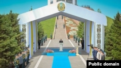 Мемлекеттік рәміз күніне арналған жиында президент Қасым-Жомарт Тоқаев сөйлеп тұр. Астана, 4 маусым 2026 жыл.