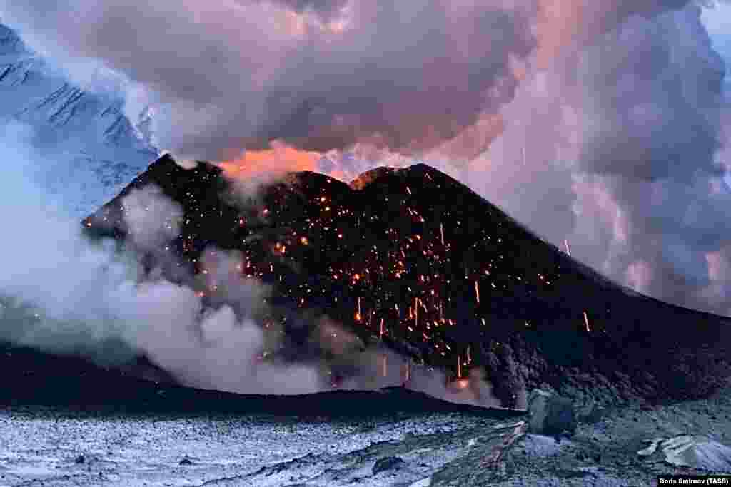 Smoke rises from the erupting Klyuchevskoy volcano on Russia&#39;s Kamchatka Peninsula. (TASS/Boris Smirnoff)