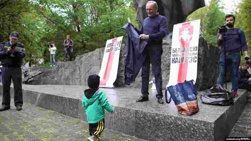 Уладзімер Някляеў вітае малых удзельнкіаў Кангрэсу