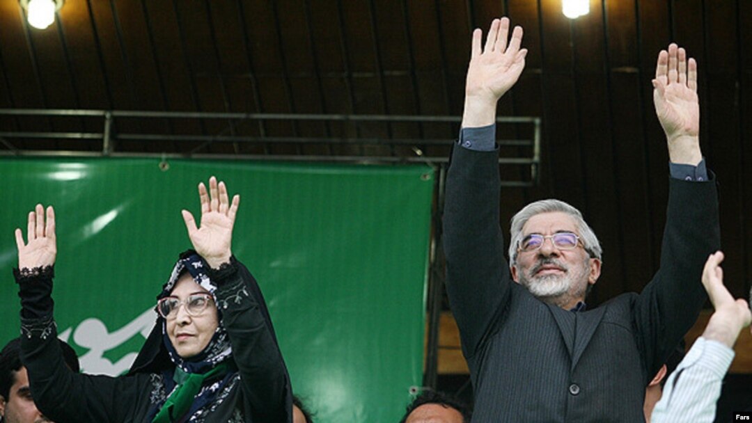 میرحسین موسوی، از رهبران مخالف در ایران، همراه با زهرا رهنورد از بهمن ماه ۱۳۸۹ در حصر خانگی هستند.