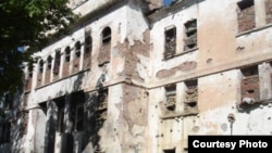Одно из зданий, где, по заявлению "Мемориала", находилась незаконная тюрьма в Октябрьском районе Грозного (съемки 2006 года).