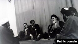 محمد حسنین هیکل در گفت‌وگو با آیت‌الله خمینی در دوران اقامتش در پاریس