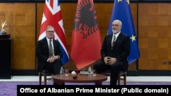 Kryeministri britanik Keir Starmer me kryeministrin shqiptar Edi Rama në Tiranë. 15 maj 2025.