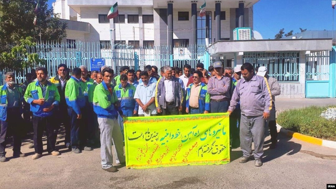پرداخت بیمه درمانی، تسویه حساب کامل حقوق‌ها، لغو قراردادهای موقت، انعقاد قراردادهای کاری دائم و برخورداری از حق تشکل و حق تجمع از خواسته‌های کارگران هستند