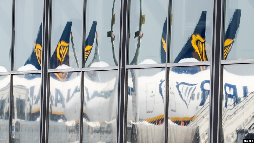 Refleksija aviona "Rajanera" na fasadi briselskog aerodroma, Belgija