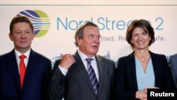 Alekszej Miller, a Gazprom vezetője mellett Gerhard Schröder, korábbi német kancellár, később az orosz állami Rosznyeft igazgatósági tagja és Isabelle Kocher, az Engie akkori vezérigazgatója 2017. április 24-én.