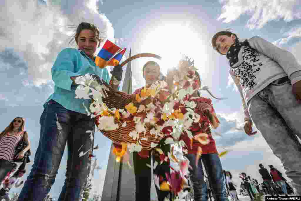 Copii aranjează petalele florilor depuse la Monumentul Genocidului Armean din Erevan, pe aleea din cadrul Complexului Memorial Tsitsernakaberd, Erevan, Armenia. Florile depuse în jurul Flăcării Eterne au fost adunate și arse în mod tradițional până în anul 2010, când s-a decis recilarea lor pentru confecționarea hârtiei, la inițiativa Fundației pentru protejarea faunei, florei și a patrimoniului cultural. Compostul este utilizat ca îngrășământ pentru grădinile monumentului, iar hârtia realizată din flori este oferită Memorialului Genocidului Armean și folosită pentru scrisorile de mulțumire.