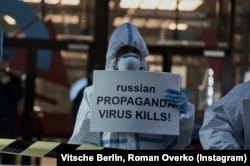 Акція біля будівлі «Російського дому» в Берліні, організована Vitsche Berlin. Німеччина, 25 жовтня 2023 року