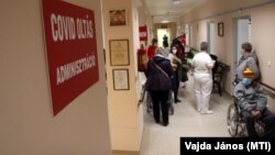 Oltásért sorakoznak a jelentkezők a megyei központi kórház folyosóján, Miskolcon, 2021. február 6-án.