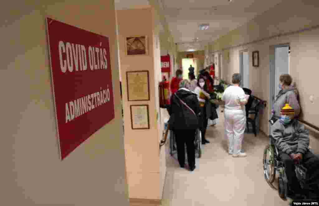 Koronavírus elleni oltásra várakoznak a Borsod-Abaúj-Zemplén Megyei Központi Kórház és Egyetemi Oktatókórházban kialakított oltóponton 2021. február 6-án Miskolcon.