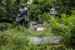 Поліське, Україна. Простий напис на цьому меморіалі, що заріс: «1941-1945. Ми пам'ятаємо»