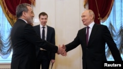 Vladimir Putin Sankt-Peterburqda Abbas Əraqçi ilə görüşür.