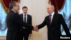 Vladimir Putin Sankt-Peterburqda Abbas Əraqçi ilə görüşür.