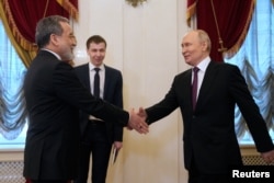 Російський лідер Володимир Путін і голова МЗС Ірану Аббас Аракчі під час зустрічі в Санкт-Петербурзі, Росія, 27 квітня 2026 року