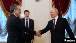 Російський лідер Володимир Путін і голова МЗС Ірану Аббас Аракчі під час зустрічі в Санкт-Петербурзі, Росія, 27 квітня 2026 року