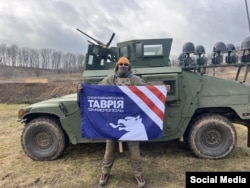 Військовий інструктор Валерій на позивний «Fes» з прапором футбольного клубу «Таврія» (Сімферополь)