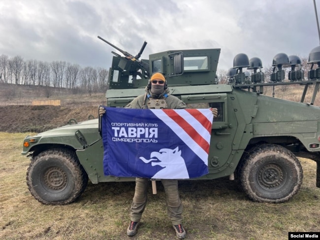 Військовий інструктор Валерій на позивний «Fes» з прапором футбольного клубу «Таврія» (Сімферополь)