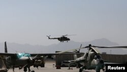 Вертолет российского производства летит во время церемонии передачи самолетов A-29 Super Tucano из США афганским силам в Кабуле, 17 сентября 2020 г.