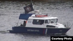 Катер береговой охраны России на реке Нарва, ноябрь 2025 года