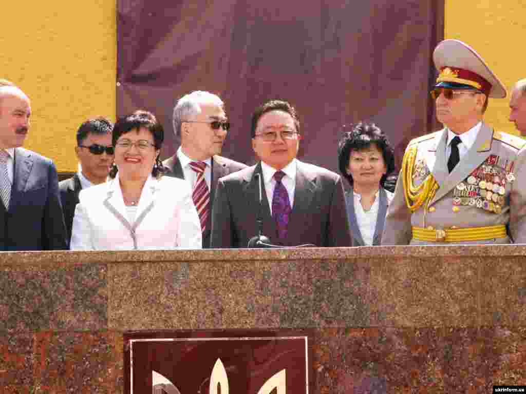 Монголиянын президенти жубайы менен 